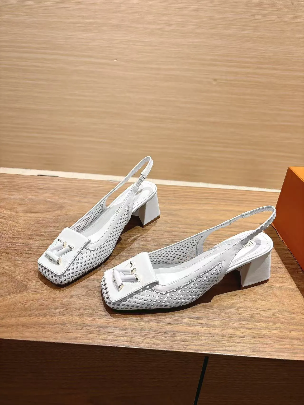 👟👟Ex-factory price 600👟👟 LV Louis Vuitton 25ss top version. Features the latest SHAKE hollow slingback sandals. Hard goods are new. Purchasing level! Full of high-end sense! A popular one among domestic and foreign bloggers. It is retro and fashionable and looks great on the feet! The main model on the official website. Upper: original customized cowhide surface. Lining: imported goatskin lining. ·Outsole: original Italian leather outsole ■Height: 3.5cm5.5cm ·Shoe size: 35-40 (41, 42 customizations are not returnable)